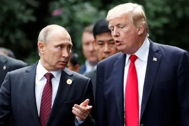 Presiden AS Donald Trump (kanan) dan Vladimir Putin sedang berbicara.