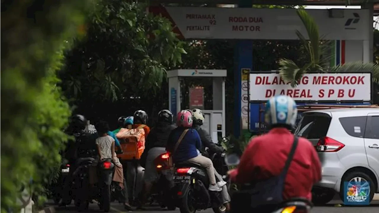 Antrian sepeda motor di SPBU Pertamina untuk mengisi BBM Pertalite bersubsidi.