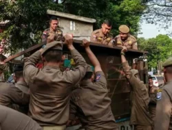 Terungkap! Satpol PP ‘Sikat Habis’ Puluhan Bangunan Liar dan Posko Ormas di Kelapa Gading, Wajah Baru Jakarta Utara Dimulai?