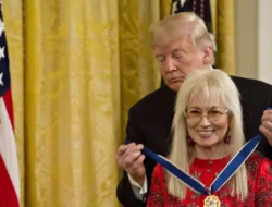 Trump Beri Medali Kebebasan untuk Charlie Kirk yang Tewas Ditembak, Ada Apa Sebenarnya?