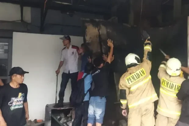 Tim SAR dan petugas pemadam kebakaran membantu evakuasi di Kebon Jeruk.