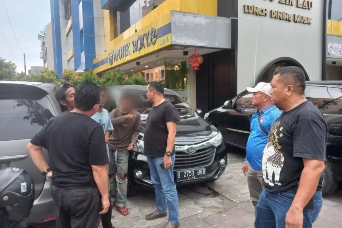 Viral! Aksi 'Pak Ogah' di Tol Sunda Kelapa Berakhir di Tangan Polisi, Diduga Lakukan Pungli 1 viral aksi pak ogah di tol sunda kelapa berakhir di tangan polisi diduga lakukan pungli portal berita terbaru