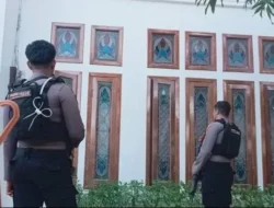 Viral! Detik-detik Terduga Pencuri Nyebur Kali di Jagakarsa Demi Cari Barang Bukti, Warga Heboh!