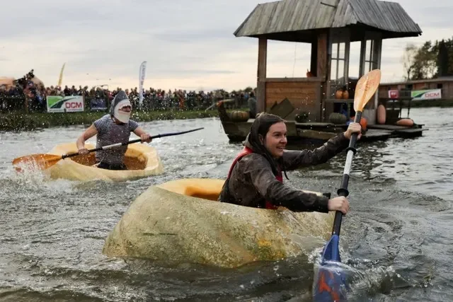 viral lomba dayung labu raksasa di belgia tradisi unik yang bikin geleng geleng kepala portal berita terbaru
