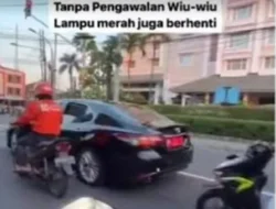 Viral! Mobil Sultan HB X Antre Lampu Merah, Malah Disalip Rombongan ‘Tot Tot Wuk Wuk’ Berpatwal!