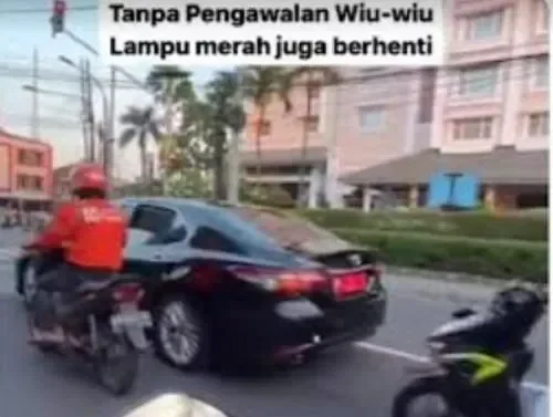 viral mobil sultan hb x antre lampu merah malah disalip rombongan tot tot wuk wuk berpatwal portal berita terbaru