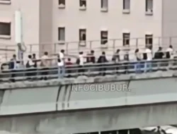 Viral! Penumpang Jalan Kaki di Rel LRT Jabodebek, KAI Buka Suara: Evakuasi Sudah Sesuai Standar!