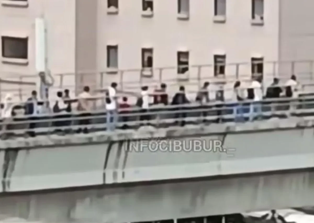 viral penumpang jalan kaki di rel lrt jabodebek kai buka suara evakuasi sudah sesuai standar portal berita terbaru