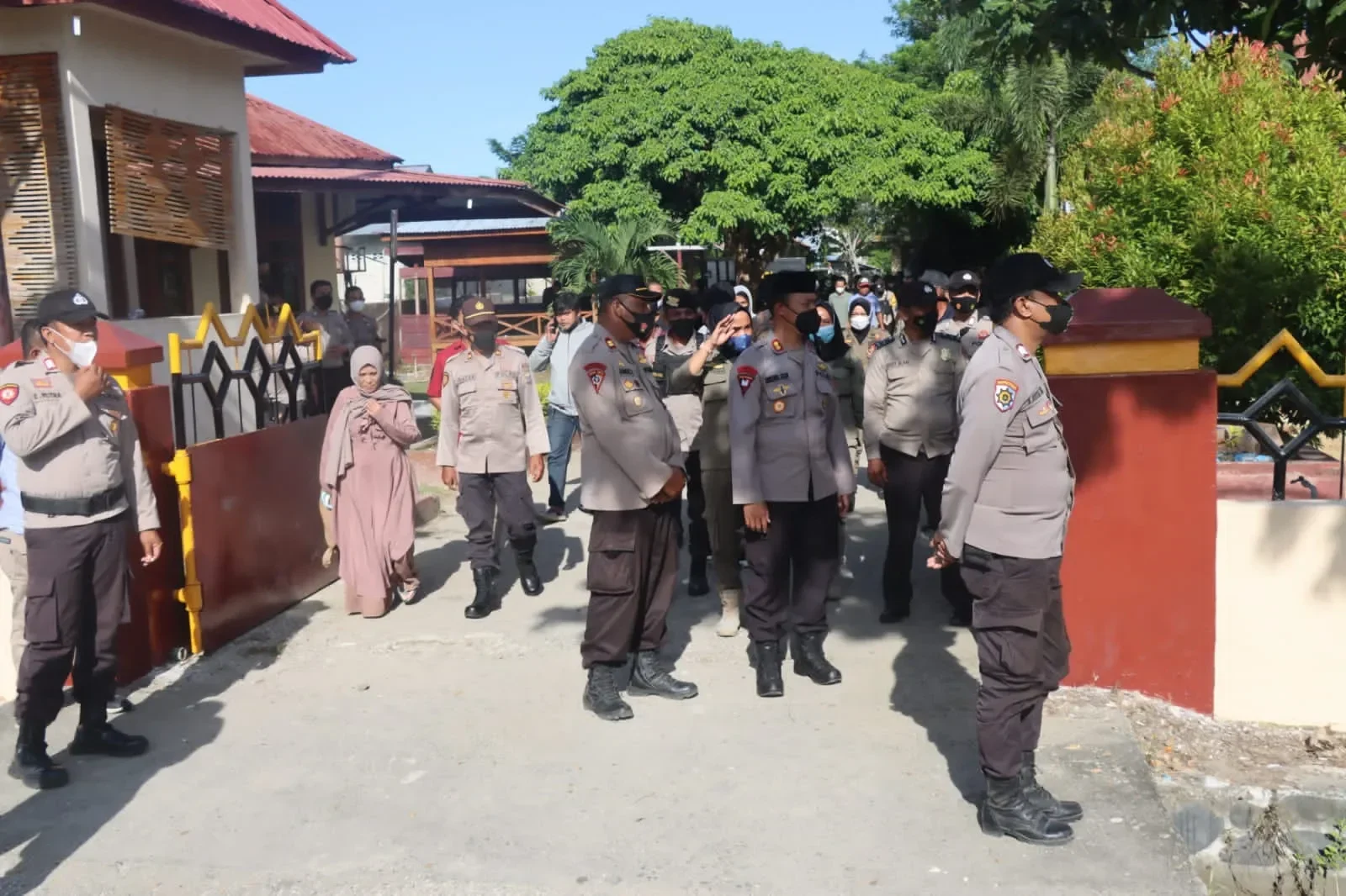 viral polisi rebut paksa spanduk aksi di sidang praperadilan khariq anhar ini alasan tegas kapolsek portal berita terbaru