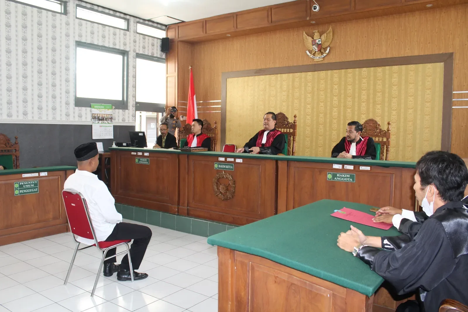 viral polisi sita paksa poster aktivis khariq anhar di pn jaksel protap atau arogan ini kata kapolsek portal berita terbaru