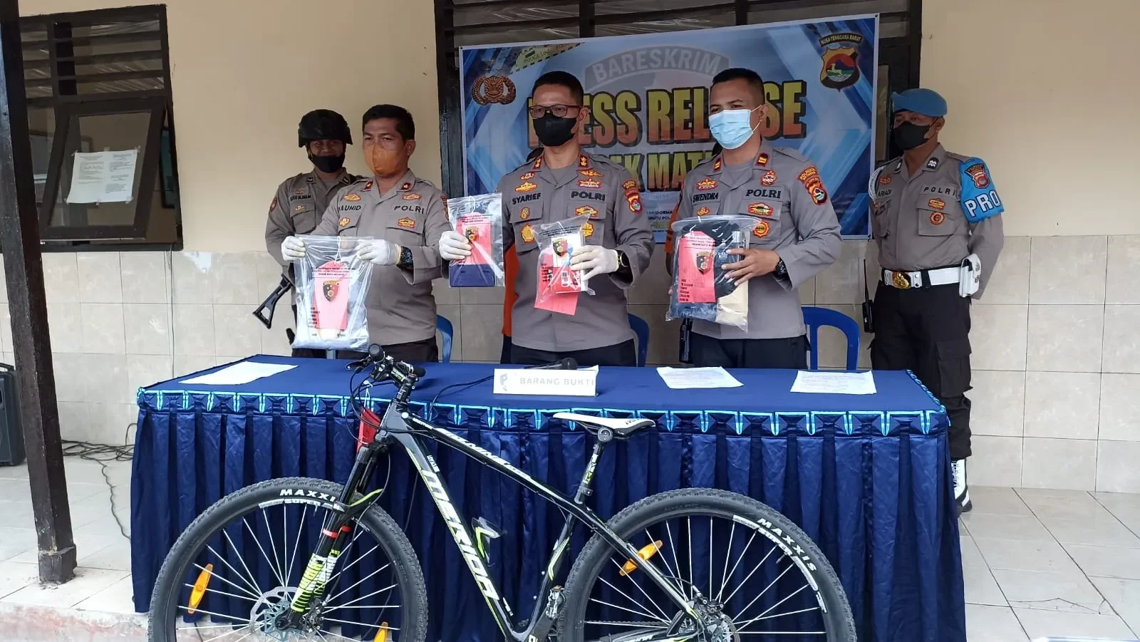 viral wajah pencuri sepeda dipajang di spanduk raksasa meruya selatan cara warga bikin jera pelaku portal berita terbaru