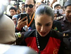 Vonis Nikita Mirzani: Nyai Hadir Penuh Percaya Diri dengan Gaya Rambut Unik, Siapkah Hadapi Putusan Mengejutkan?