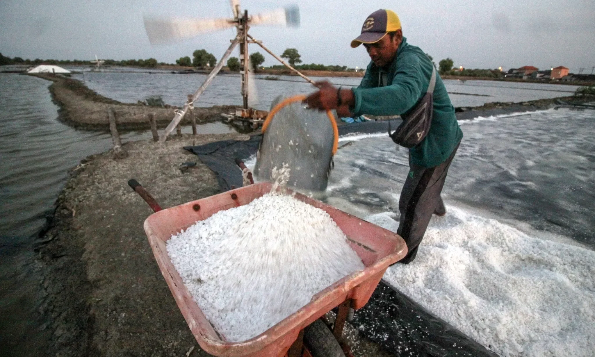 waspada hujan di jakarta kini bawa mikroplastik beracun brin ungkap ancaman serius yang mengintai portal berita terbaru
