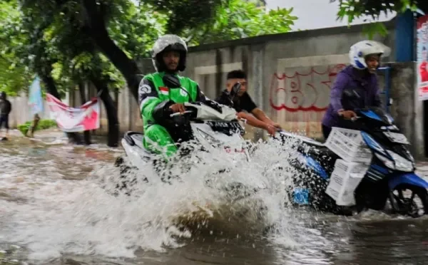 waspada hujan jakarta kini bawa partikel mikroplastik berbahaya brin ungkap asalnya portal berita terbaru