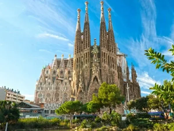akhirnya setelah 150 tahun sagrada familia resmi jadi gereja tertinggi di dunia portal berita terbaru