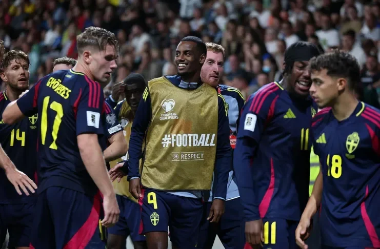 alexander isak belum panas arne slot ungkap dilema besar liverpool nasib rekor transfer rp25 triliun di ujung tanduk portal berita terbaru