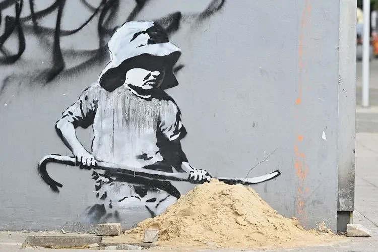 bikin geger pria ini nekat curi lukisan ikonik banksy girl with balloon senilai rp6 miliar endingnya nyesek portal berita terbaru