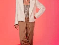 Bikin Melongo! Patung Lilin Harry Styles Resmi Hadir, Intip Detail Kostum Ikoniknya!