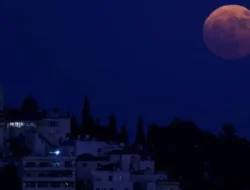 Bikin Merinding! Supermoon Raksasa Terangi Katedral Koln, Jerman: Pemandangan Epik yang Tak Terlupakan!