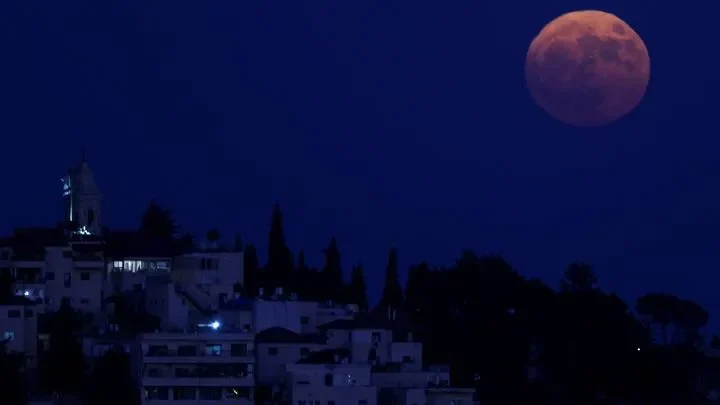 bikin merinding supermoon raksasa terangi katedral koln jerman pemandangan epik yang tak terlupakan portal berita terbaru