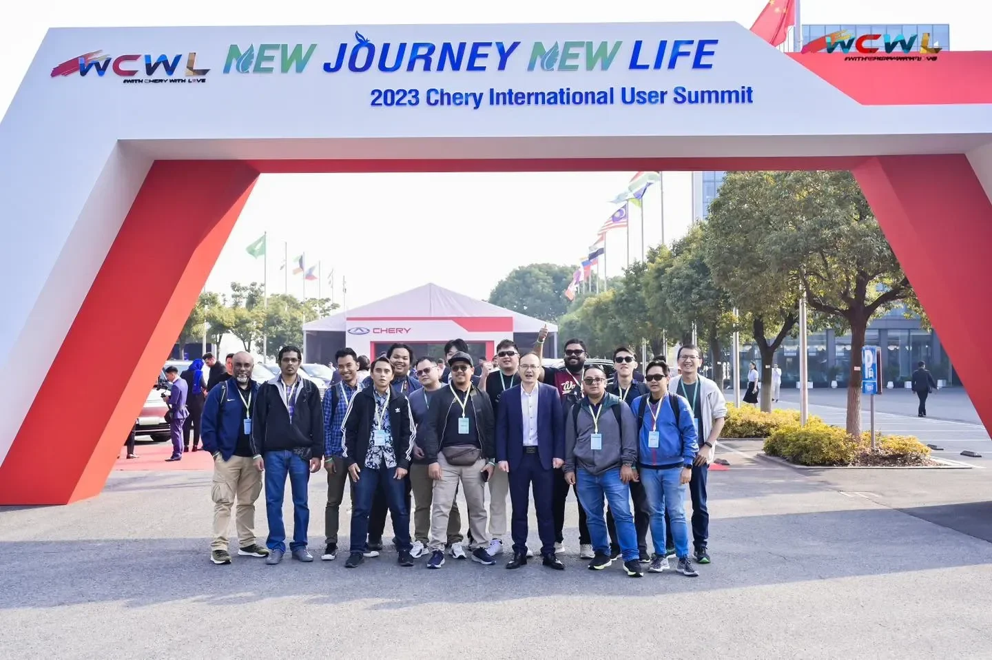 chery bikin geger dunia otomotif pamer teknologi gila mobil suv jadi pickup dan robot humanoid di user summit 2025 portal berita terbaru