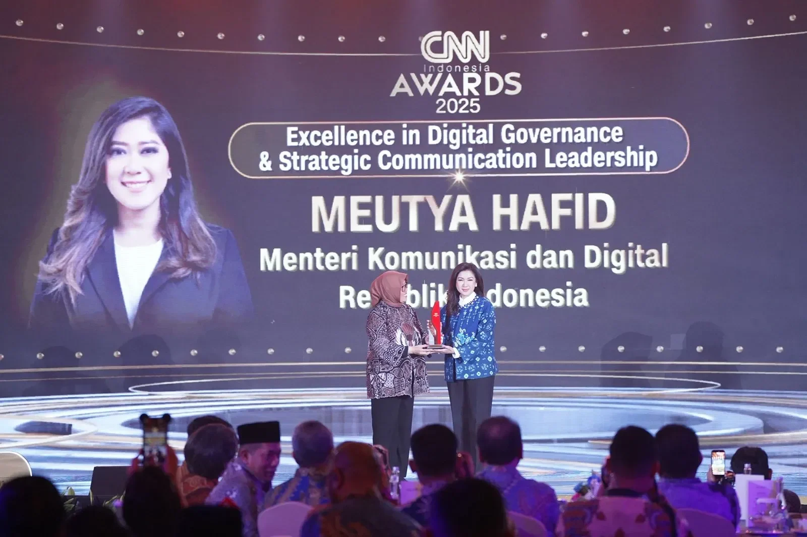 dari jurnalis hingga menkomdigi meutya hafid sabet penghargaan bergengsi di cnn indonesia awards 2025 portal berita terbaru