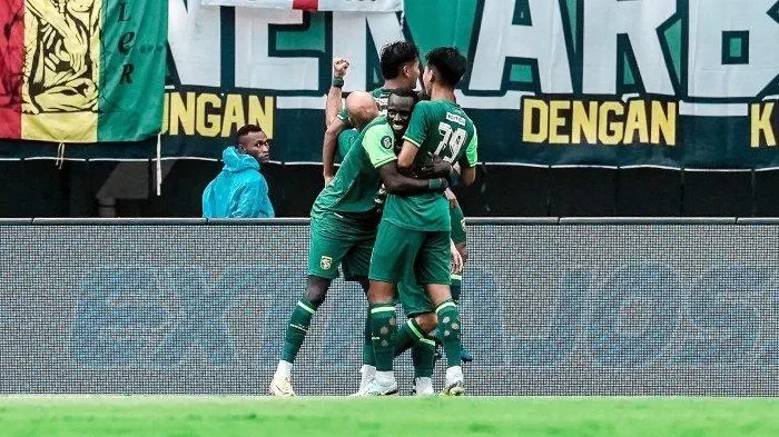 derby jatim panas persebaya vs arema berakhir imbang 1 1 bajul ijo gagal maksimalkan keunggulan pemain portal berita terbaru