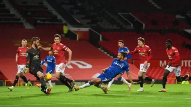 drama premier league mu dipecundangi 10 pemain everton liverpool ikut terjepit di bawah rival abadi portal berita terbaru