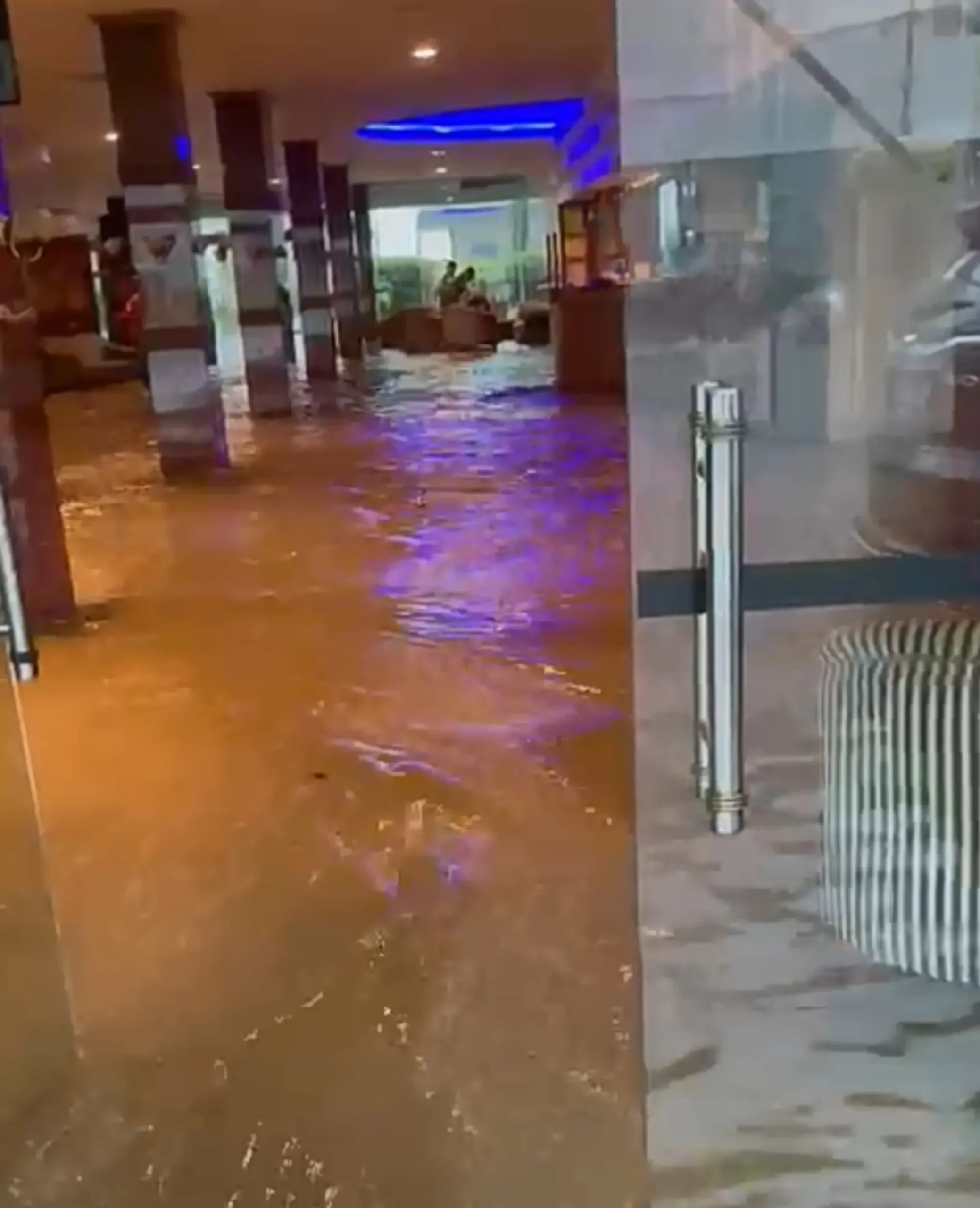 gagal refund wanita ini nekat banjiri kamar hotel denda rp65 juta menanti scaled portal berita terbaru