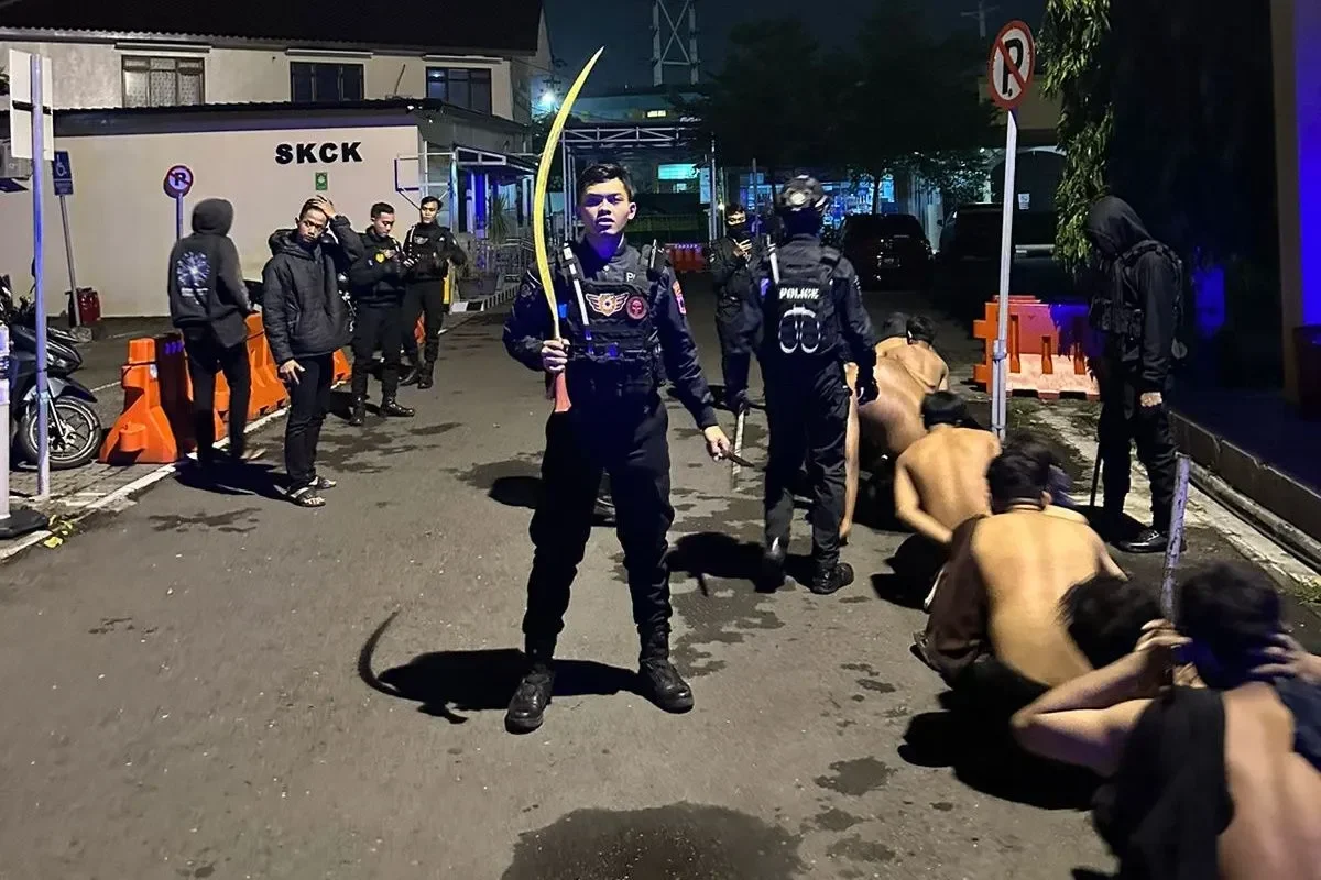 geger ciputat polisi gagalkan tawuran pelajar bersenjata samurai dan air keras begini detik detik penangkapan portal berita terbaru