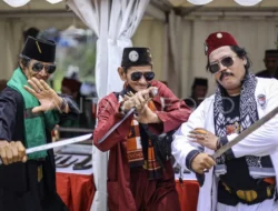 Geger di KBT! Festival Golok Cakung 2025 Sukses Hipnotis Ribuan Mata, Ada Apa di Baliknya?