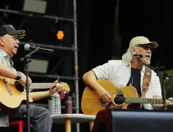 Geger! Ebiet G. Ade dan Iwan Fals Duet Maut, Lagu Legendaris Ini Siap Bikin Kamu Baper Lintas Generasi!