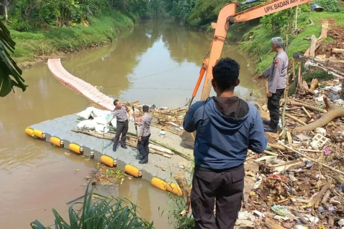 geger kembangan mayat pria misterius ditemukan di kali pesanggrahan identitasnya masih teka teki portal berita terbaru