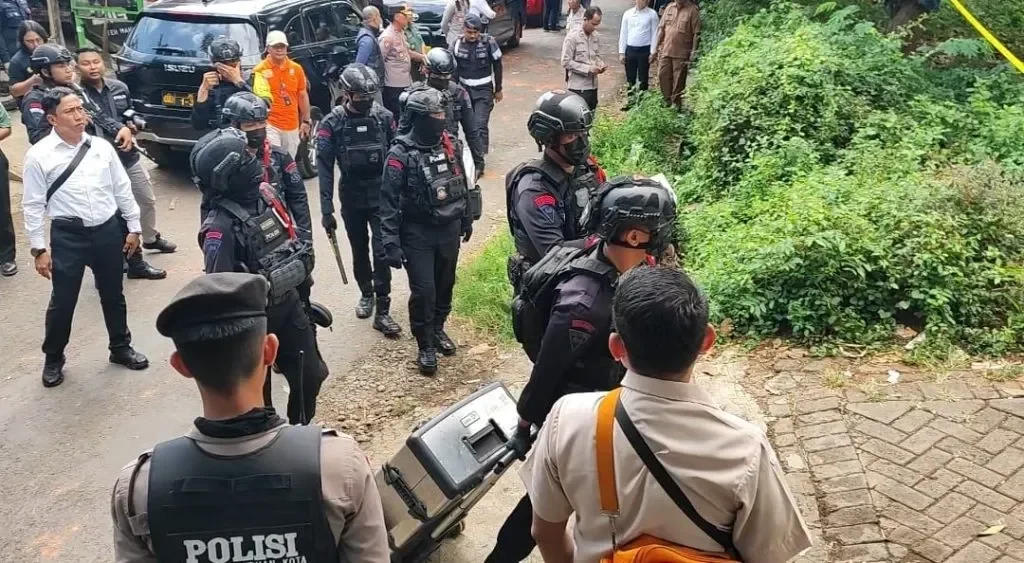 geger ledakan misterius guncang sman 72 jakarta utara saat shalat jumat benarkah dari speaker portal berita terbaru