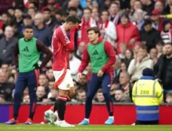 Geger Old Trafford: Bintang Everton Tampar Rekan Setim, Kartu Merah di Menit Awal!