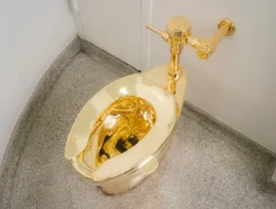 Geger! Toilet Emas 18 Karat ‘America’ Dilelang Rp166 Miliar, Karya Seniman Paling Provokatif Dunia!