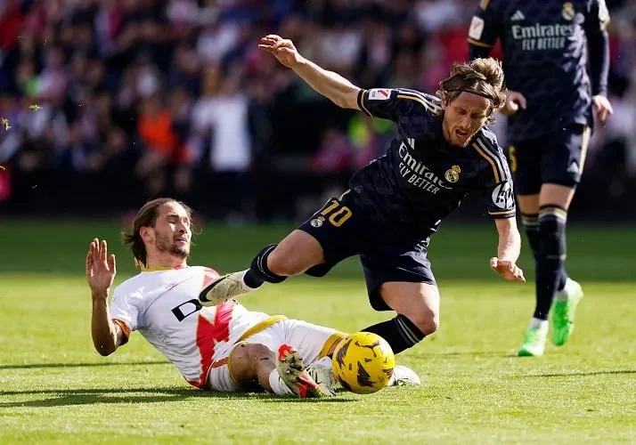 gila real madrid nyaris dipermalukan elche bellingham mbappe jadi penyelamat di laga penuh drama portal berita terbaru