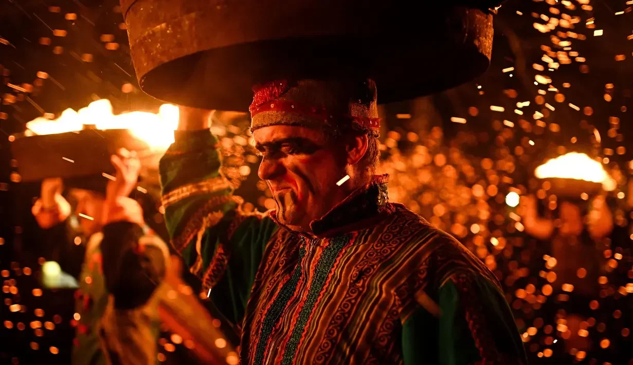 gila tapi nyata tong tar membara digulingkan di tengah kerumunan tradisi paling berani di inggris portal berita terbaru