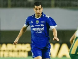 Gila! Thom Haye Bikin Gol Ajaib dari Tengah Lapangan, Kiper Lawan Cuma Bisa Melongo!