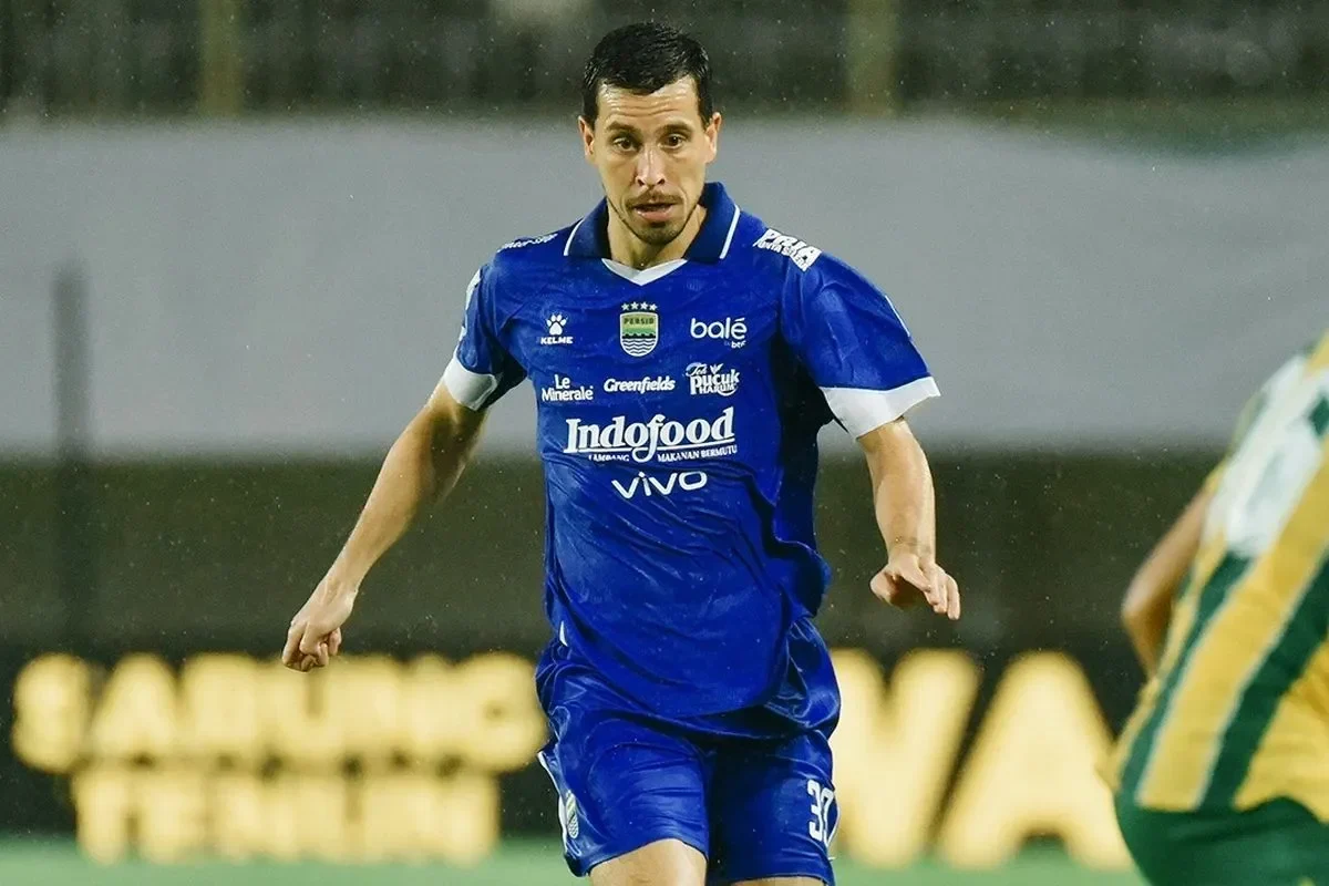 gila thom haye bikin gol ajaib dari tengah lapangan kiper lawan cuma bisa melongo portal berita terbaru