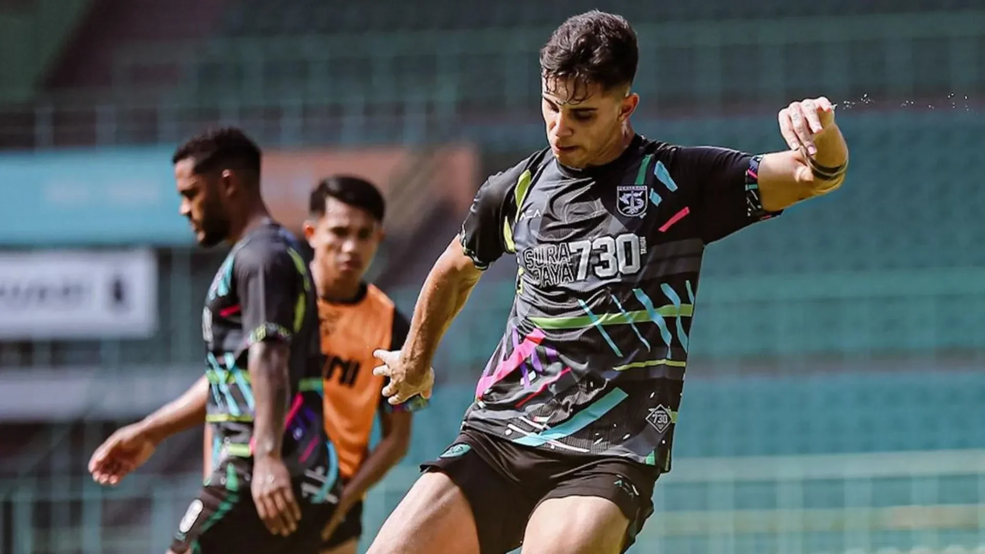 insiden 12 pemain gol menit akhir bhayangkara vs persebaya sajikan drama paling gila di super league portal berita terbaru