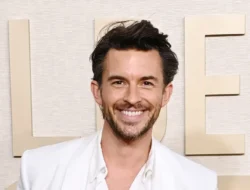 Jonathan Bailey, Bintang Bridgerton, Resmi Dinobatkan Pria Terseksi Dunia 2025! Ini Reaksi Kocaknya