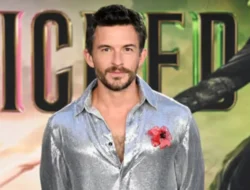 Jonathan Bailey Pria Terseksi Dunia 2025: Bintang Bridgerton Ini Sukses Bikin Meleleh!