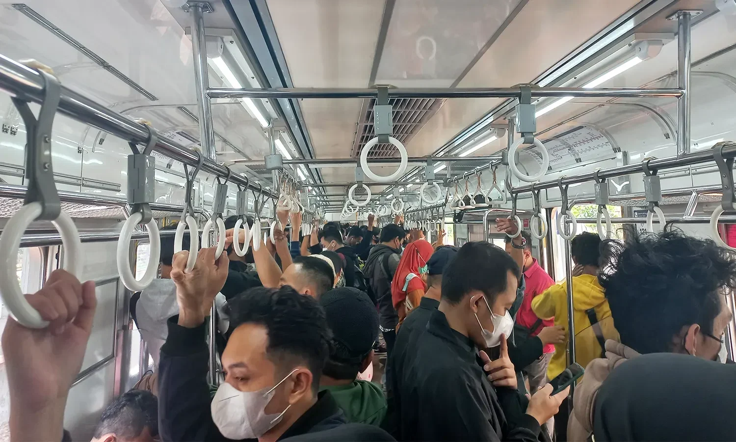 kabar gembira penumpang krl prabowo panggil bos kai ini solusi kepadatan jam sibuk portal berita terbaru