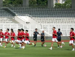 Kode Keras dari Tribun: Spanduk ‘Back To Back’ di Latihan Timnas U-23, Apa Artinya Sebenarnya?