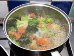 Kukus atau Rebus Sayur? Ternyata Ini Cara Terbaik Agar Nutrisinya Gak Hilang Percuma!