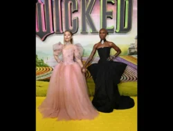 Momen Mencekam! Ariana Grande Disergap Fans di Premiere Wicked Singapura, Ini Sosok Pelakunya