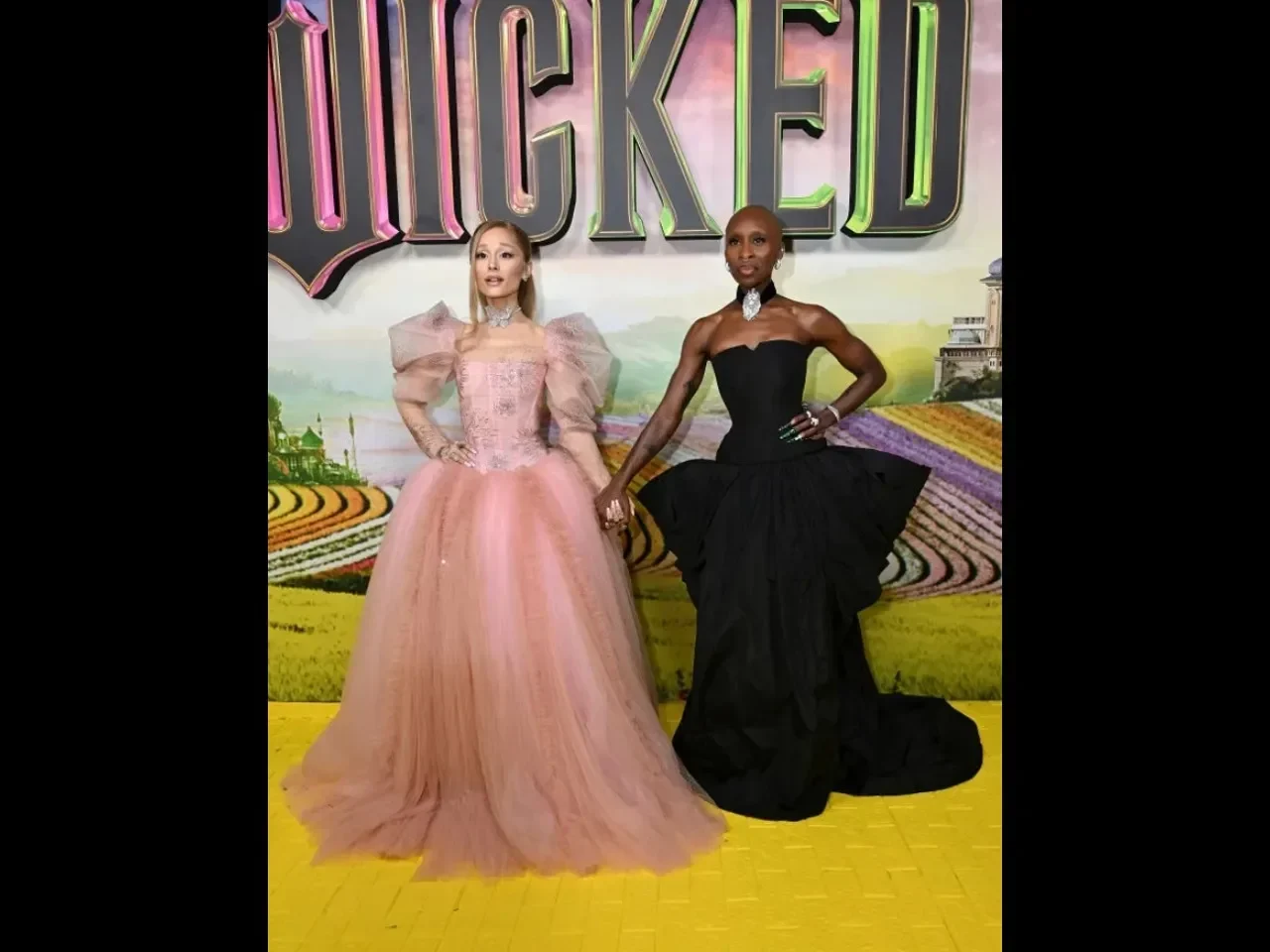 momen mencekam ariana grande disergap fans di premiere wicked singapura ini sosok pelakunya portal berita terbaru