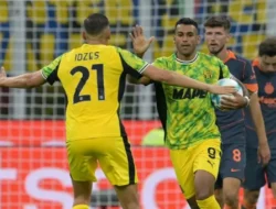 Momen Pahit Jay Idzes! Ditabrak Kiper Sendiri, Sassuolo Kalah Dramatis dari Como