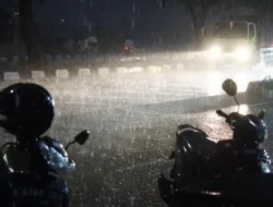 Musim Hujan Tiba! 7 Perlengkapan Motor Wajib Ini Bikin Kamu Tetap Aman & Nyaman di Jalan